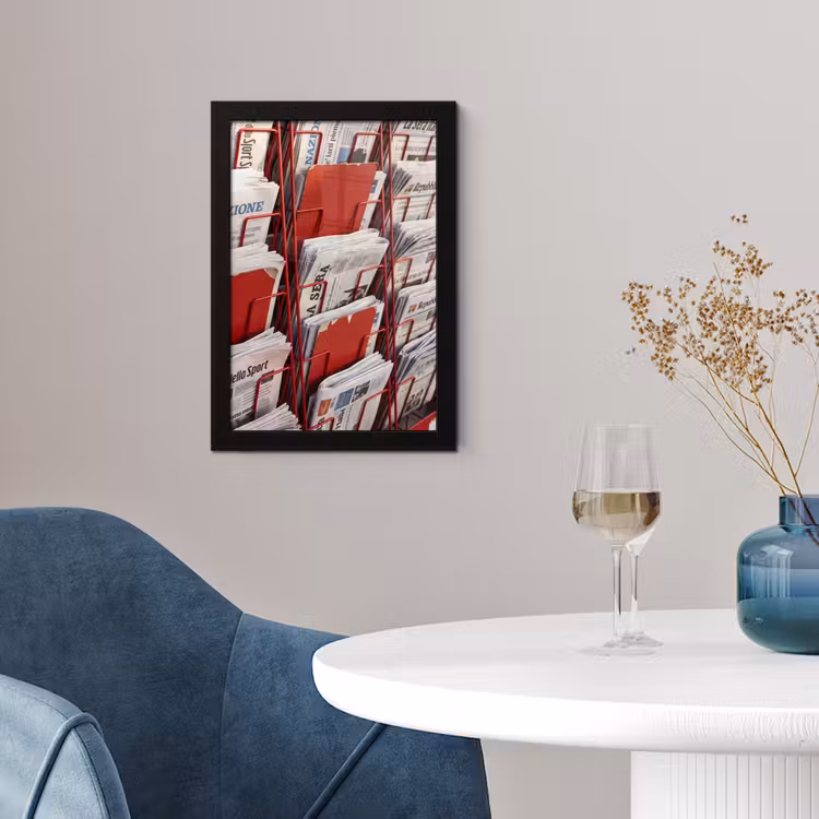 Kranten - Rek - Stedelijk - Dagelijks leven - Rood fotolijst zwart zonder passe partout klein -sfeer4