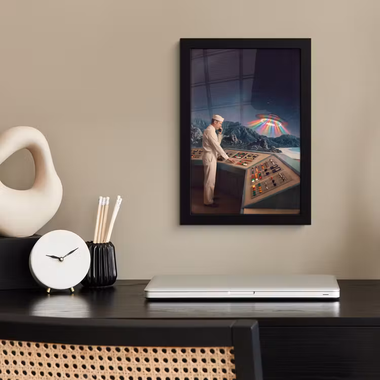 Poster met lijst - Man - Controlekamer - Strand - Man - Controlekamer - Strand fotolijst zwart zonder passe partout klein