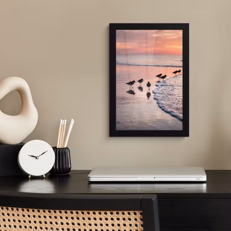 Meeuwen - Strand - Zee - Roze fotolijst zwart zonder passe partout klein -sfeer1