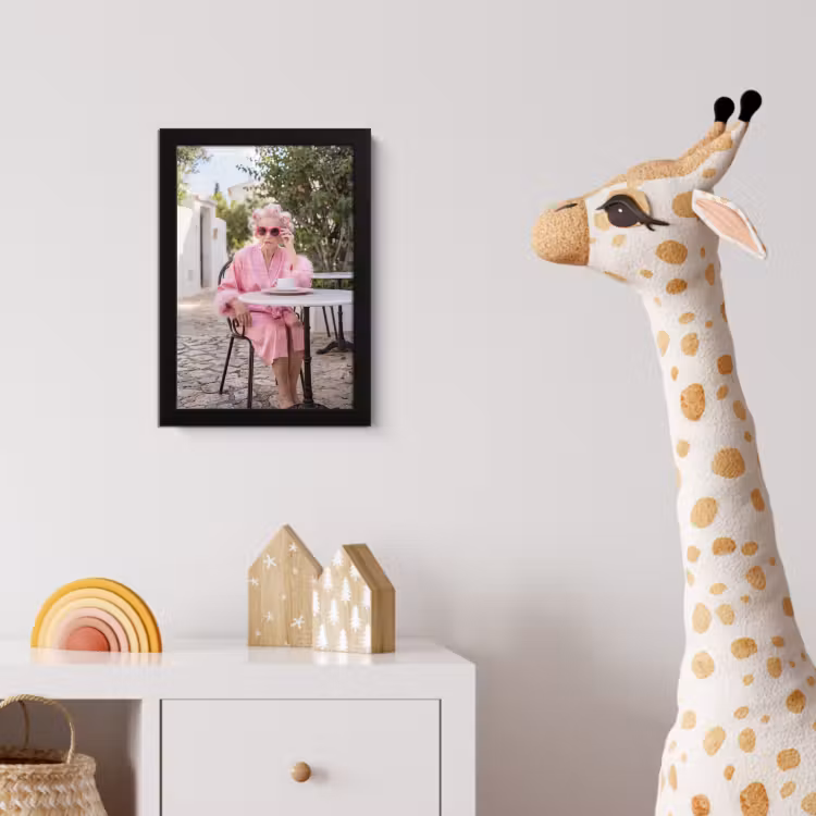 Ochtendjas - Krulspelden - Roze fotolijst zwart zonder passe partout klein -usfeer4_kinderkamer