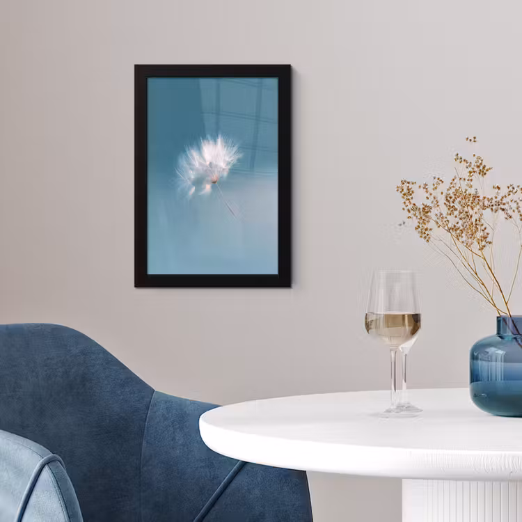 Paardenbloempluisje - Blauw - Lucht fotolijst zwart zonder passe partout klein -sfeer4