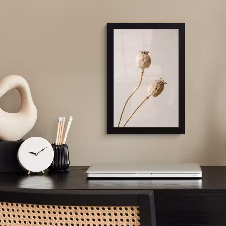 Papaverbollen - Droogbloemen - Minimalistisch - Beige - Rustig fotolijst zwart zonder passe partout klein -sfeer1