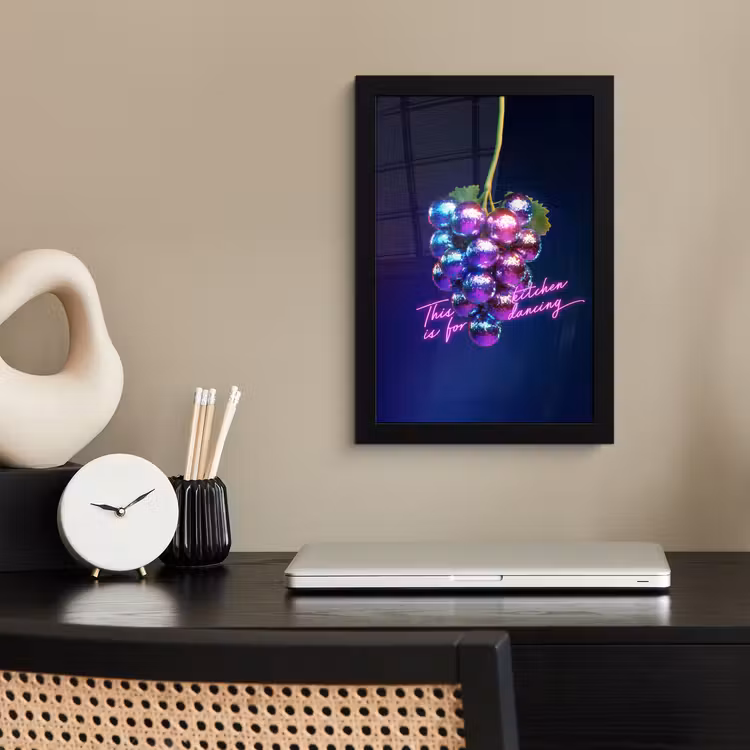 Quote - Neon - Disco - Druiven fotolijst zwart zonder passe partout klein -sfeer1