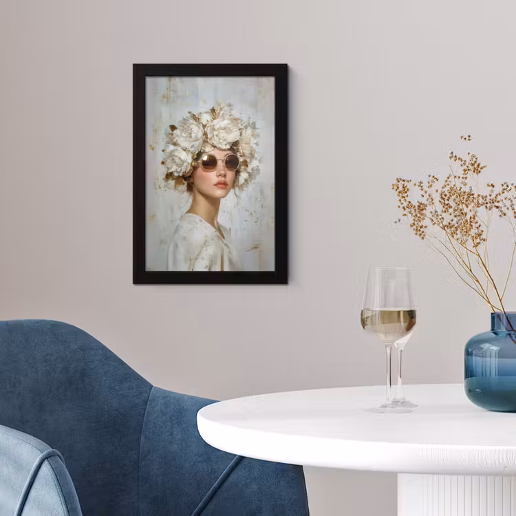 Schilderij - Vrouw - Zonnebril - Bloemenkrans fotolijst zwart zonder passe partout klein -sfeer4