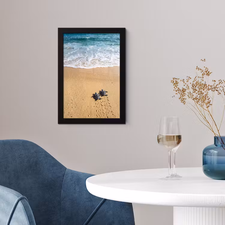Schildpad - Jong - Strand - Oceaan - Blauw fotolijst zwart zonder passe partout klein -sfeer4