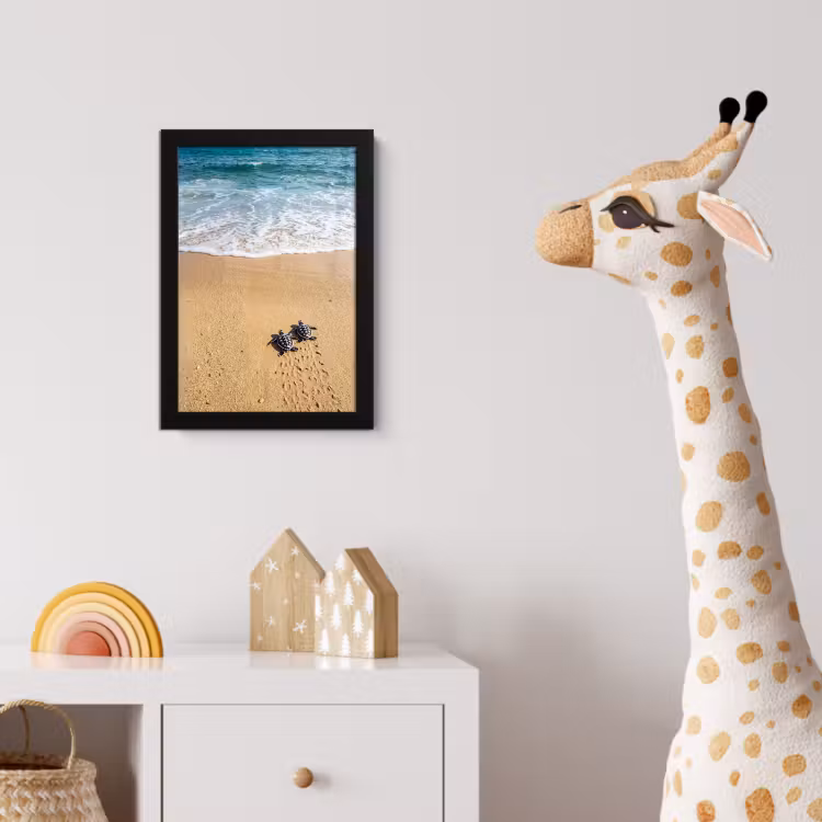 Schildpad - Jong - Strand - Oceaan - Blauw fotolijst zwart zonder passe partout klein -usfeer4_kinderkamer