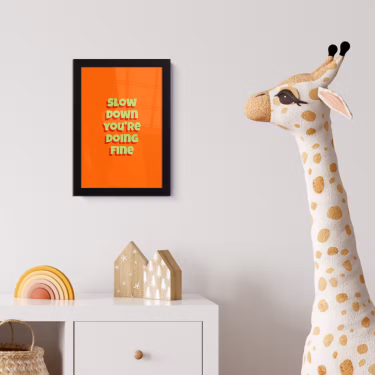 Slow down you're doing fine - Oranje - Simple fotolijst zwart zonder passe partout klein -usfeer4_kinderkamer