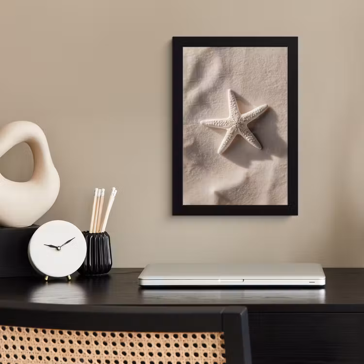 Strand - Zeester - Zand - Beige fotolijst zwart zonder passe partout klein -sfeer1