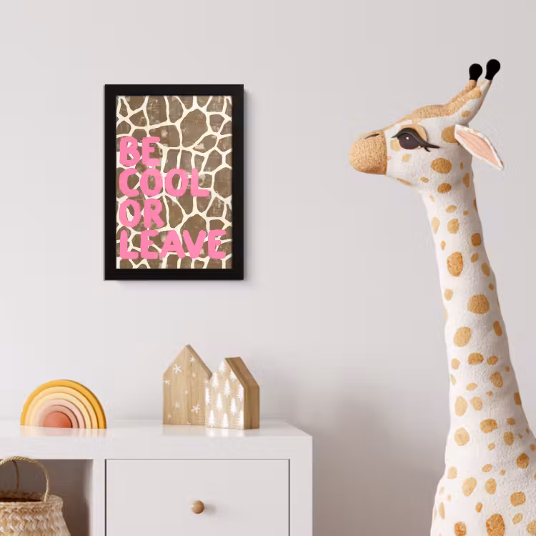 Tekst - Be cool or leave - Roze - Giraffenprint fotolijst zwart zonder passe partout klein -usfeer4_kinderkamer
