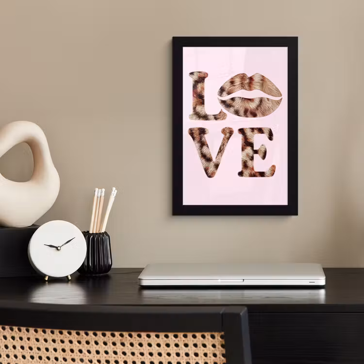 Tekst - Love - Pantervacht - Lichtroze fotolijst zwart zonder passe partout klein -sfeer1