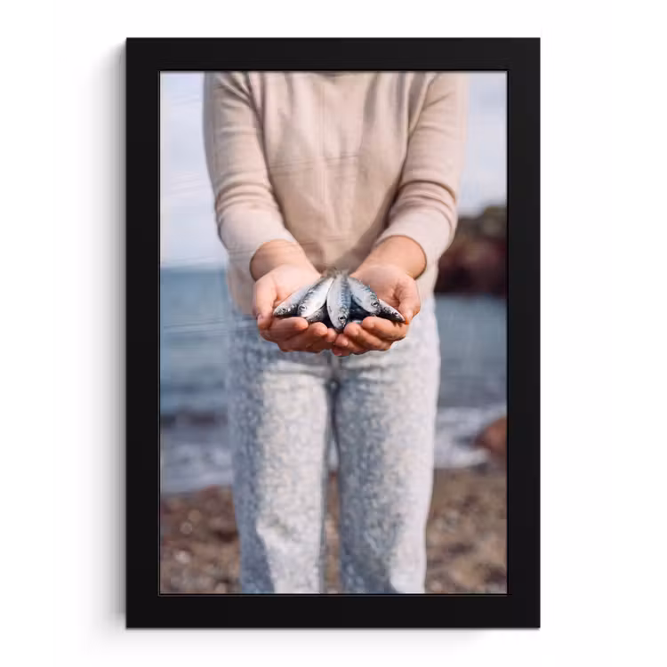 Poster met lijst - Vis - Handen - Natuur - Vis - Handen - Natuur fotolijst zwart zonder passe partout klein