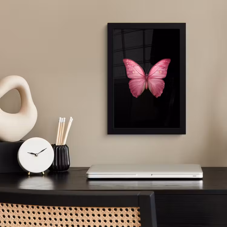 Vlinder - roze - Elegant fotolijst zwart zonder passe partout klein -sfeer1