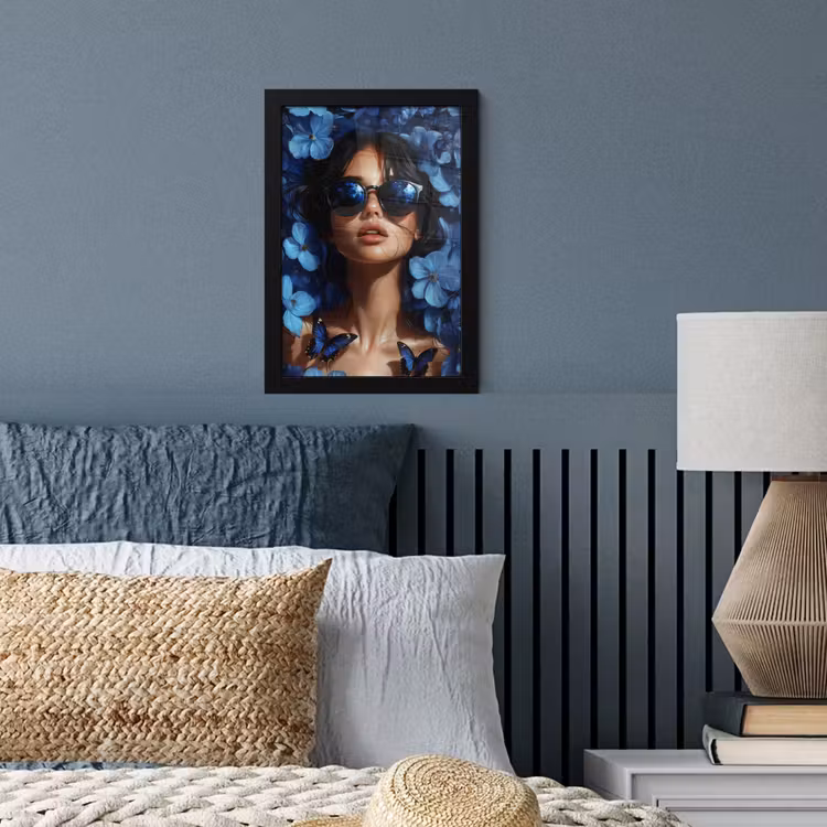 Vrouw - Blauw - Bloemen - Vlinders - Natuur fotolijst zwart zonder passe partout klein -sfeer3