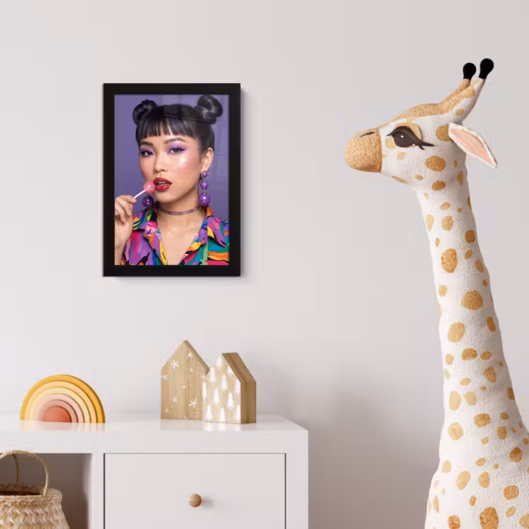 Vrouw - Portret - Make-up - Paars - Levendig fotolijst zwart zonder passe partout klein -usfeer4_kinderkamer