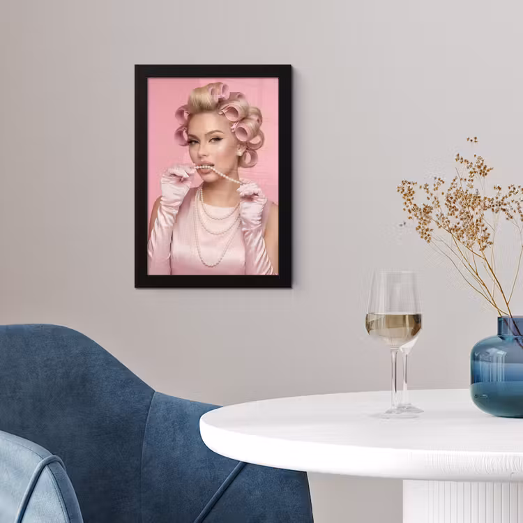 Vrouw - Roze - Parelketting - Krulspelden fotolijst zwart zonder passe partout klein -sfeer4