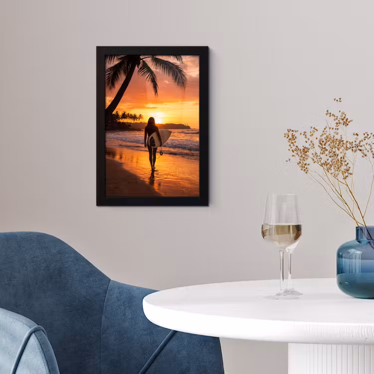 Vrouw - Surfplank - Strand - Zonsondergang - Oranje fotolijst zwart zonder passe partout klein -sfeer4
