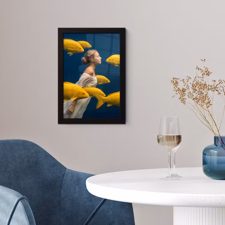 Vrouw - Vis - Water - Natuur - Geel fotolijst zwart zonder passe partout klein -sfeer4