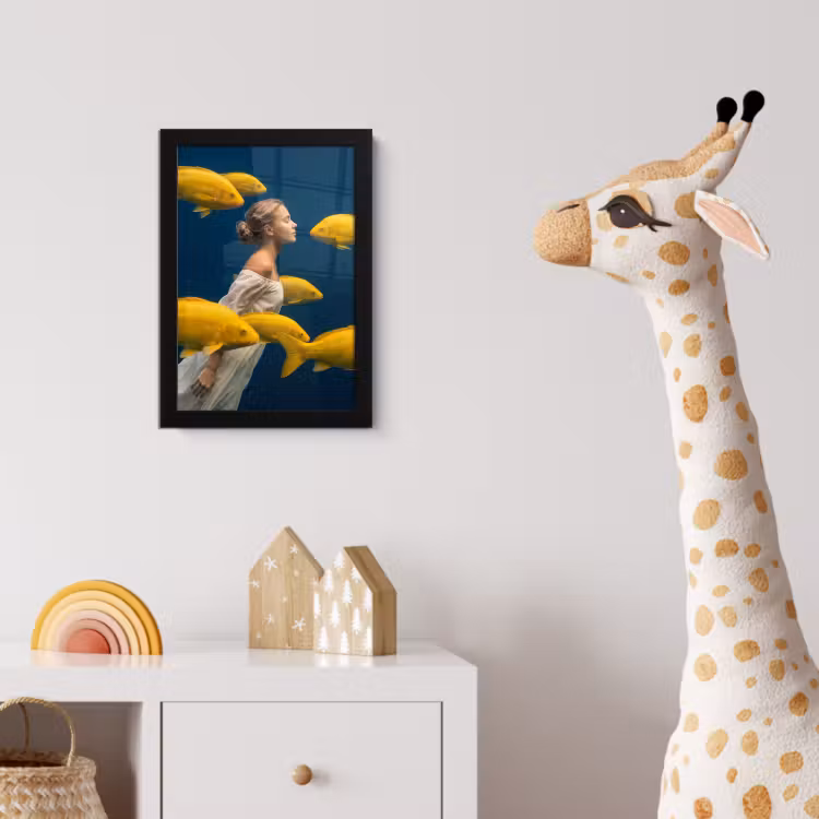 Vrouw - Vis - Water - Natuur - Geel fotolijst zwart zonder passe partout klein -usfeer4_kinderkamer