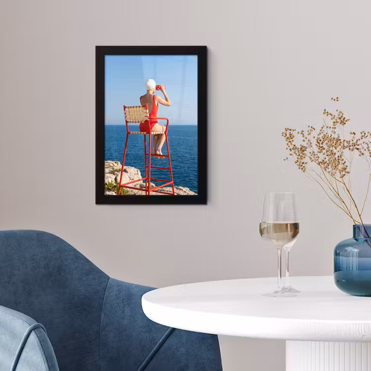 Vrouw - Zee - Kust - Verrekijker - Rood fotolijst zwart zonder passe partout klein -sfeer4
