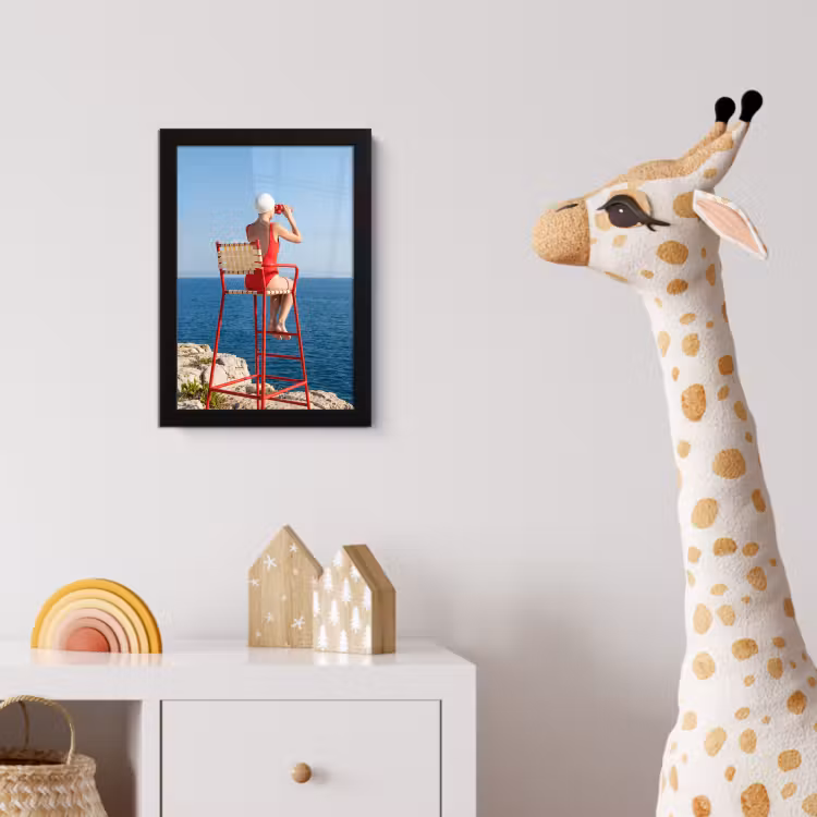 Vrouw - Zee - Kust - Verrekijker - Rood fotolijst zwart zonder passe partout klein -usfeer4_kinderkamer