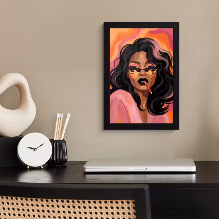 Vrouw - Zonnebril - Modern - Portret - Oranje fotolijst zwart zonder passe partout klein -sfeer1