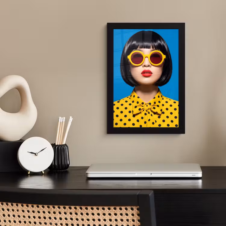 Vrouw - Zonnebril - Pop Art - Portret - Geel fotolijst zwart zonder passe partout klein -sfeer1
