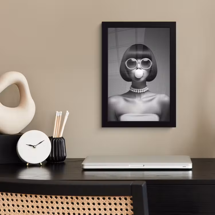 Vrouw - Zwart Wit - Ketting - Zonnebril fotolijst zwart zonder passe partout klein -sfeer1