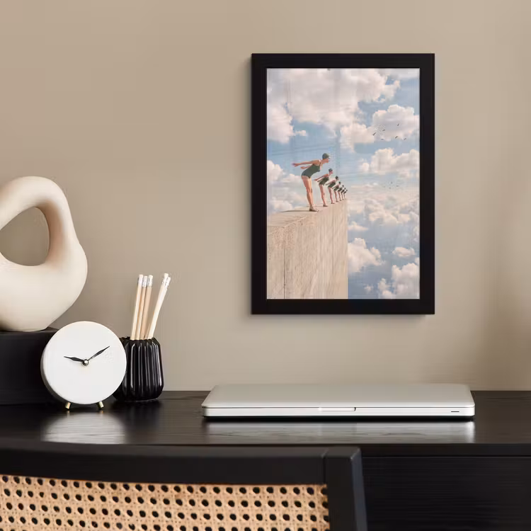 Poster met lijst - Vrouwen - Duikhouding - Wolken - Vrouwen - Duikhouding - Wolken fotolijst zwart zonder passe partout klein