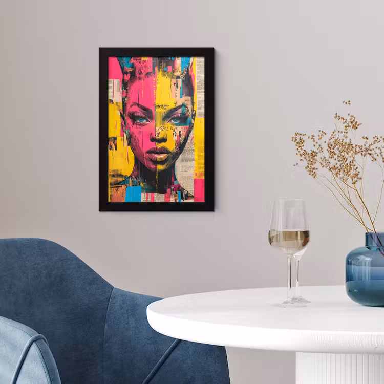 Vrouwengezicht - Krantenpapier - Abstract - Roze fotolijst zwart zonder passe partout klein -sfeer4