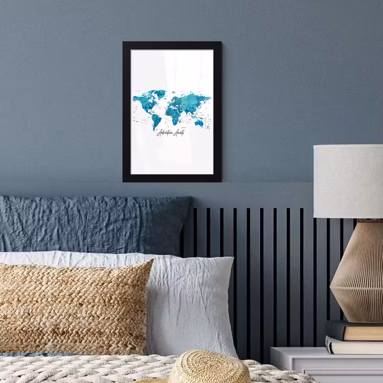 Wereldkaart - Blauw - Kleurrijk fotolijst zwart zonder passe partout klein -sfeer3