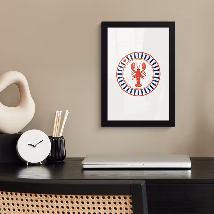 Zeeleven - Kreeft - Embleem - Grafisch - Rood fotolijst zwart zonder passe partout klein -sfeer1