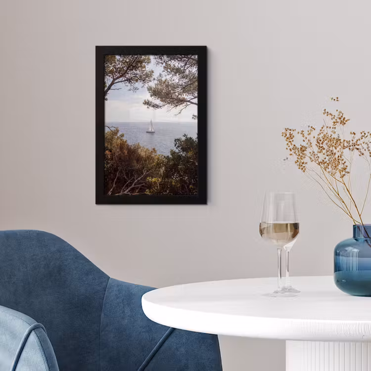 Poster met lijst - Zeilboot - bomen - water - Zeilboot - bomen - water fotolijst zwart zonder passe partout klein