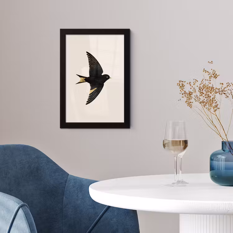 Zwarte zwaluw - Gouden accenten - Lichte achtergrond fotolijst zwart zonder passe partout klein -sfeer4