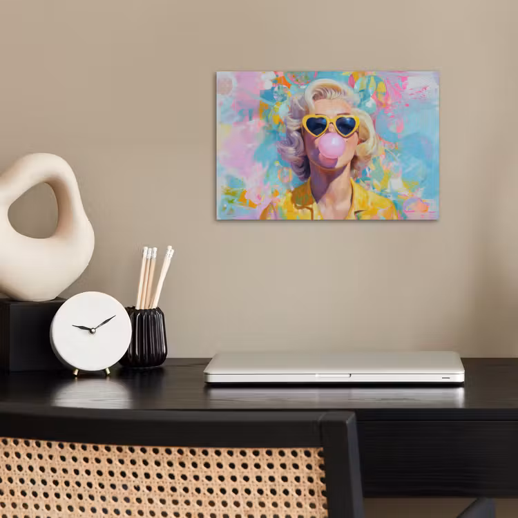 Vrouw - Blond - Roze kauwgom - Kleurrijk - Pastel poster papier klein -sfeer1
