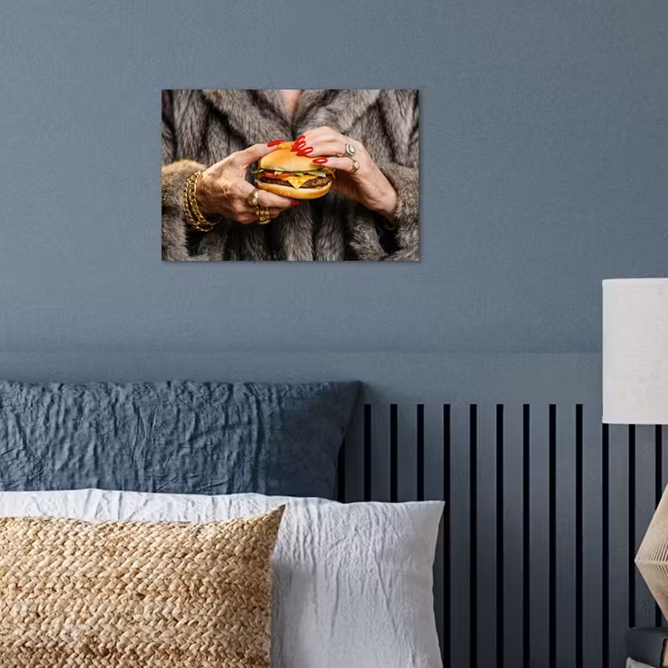 Vrouw - Hamburger - Bontjas poster papier klein -sfeer2