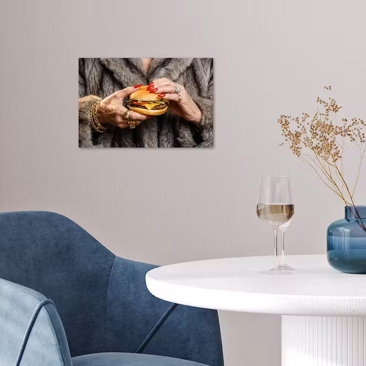 Vrouw - Hamburger - Bontjas poster papier klein -sfeer3