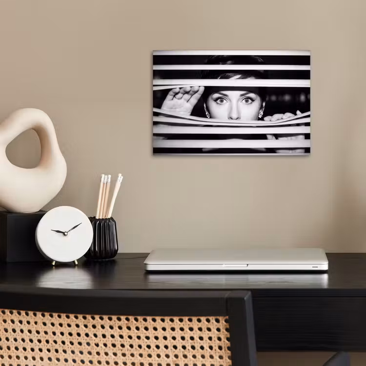 Vrouw - Jaloezieën - Portret - Zwart-wit poster papier klein -sfeer1