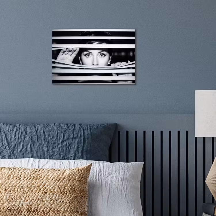 Vrouw - Jaloezieën - Portret - Zwart-wit poster papier klein -sfeer2