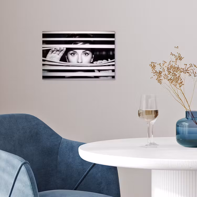 Vrouw - Jaloezieën - Portret - Zwart-wit poster papier klein -sfeer3