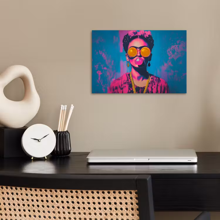 Vrouw - Kauwgom - Zonnebril - Oranje poster papier klein -sfeer1