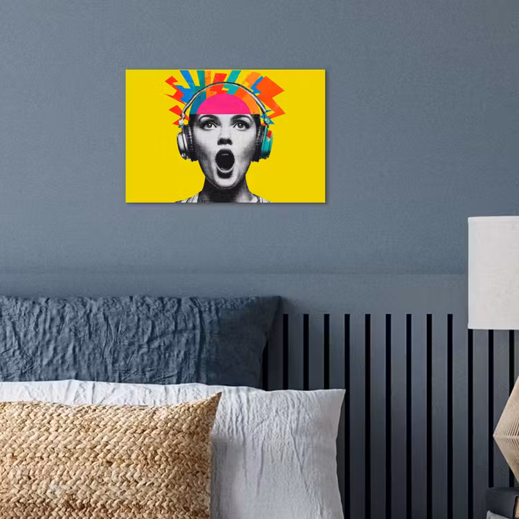Vrouw - Koptelefoon - Geel poster papier klein -sfeer2