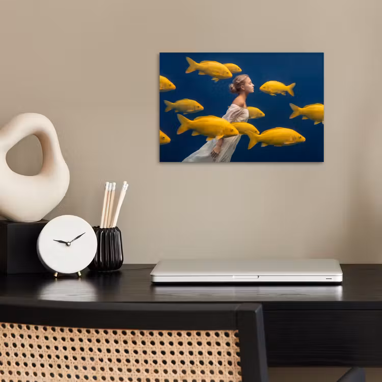 Vrouw - Vis - Water - Natuur - Geel poster papier klein -sfeer1