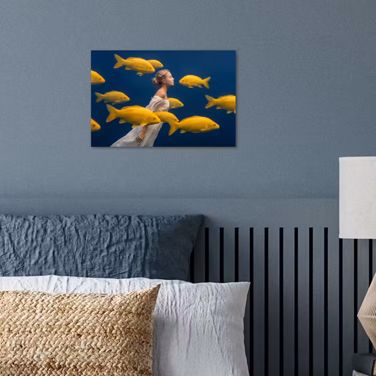 Vrouw - Vis - Water - Natuur - Geel poster papier klein -sfeer2