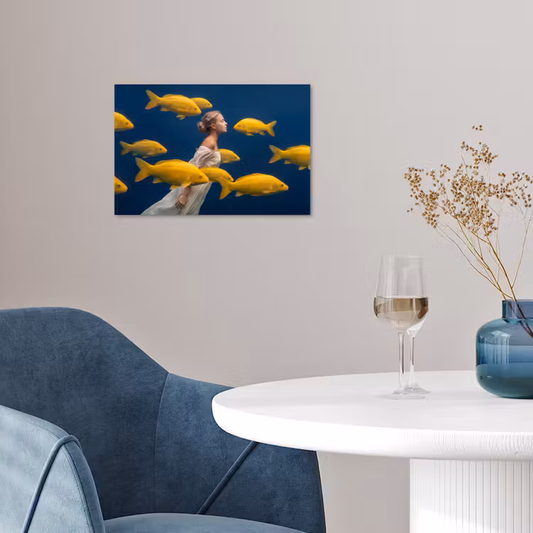 Vrouw - Vis - Water - Natuur - Geel poster papier klein -sfeer3