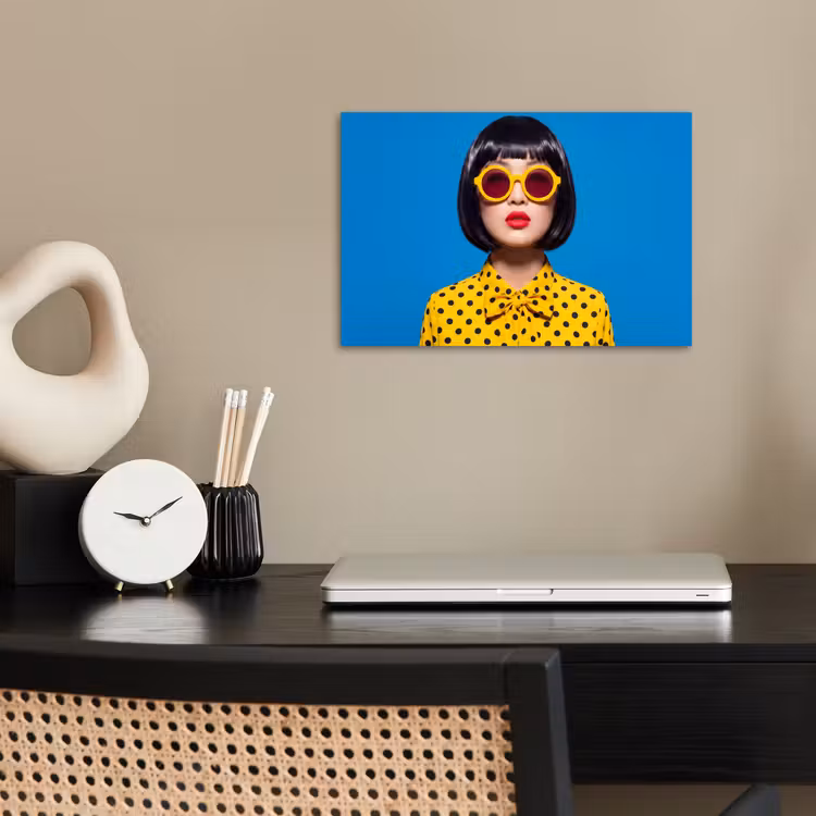 Vrouw - Zonnebril - Pop Art - Portret - Geel poster papier klein -sfeer1