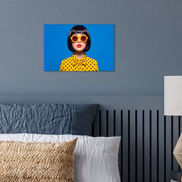 Vrouw - Zonnebril - Pop Art - Portret - Geel poster papier klein -sfeer2