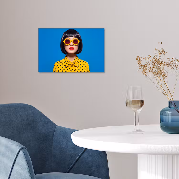 Vrouw - Zonnebril - Pop Art - Portret - Geel poster papier klein -sfeer3