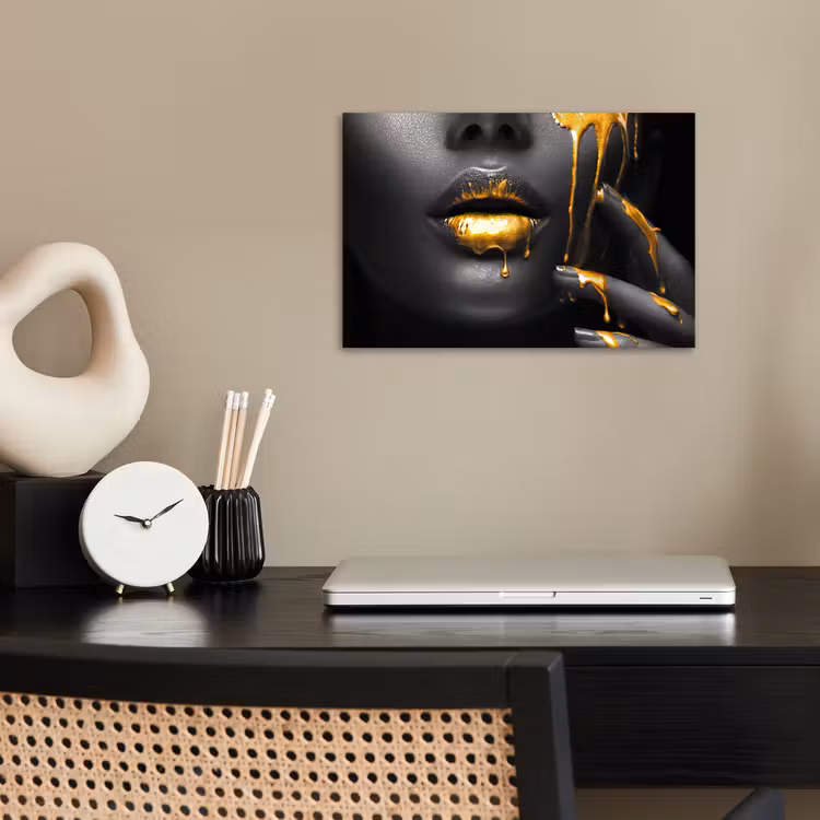 Vrouw - Zwart - Goud - Gezicht - Lippen poster papier klein -sfeer1