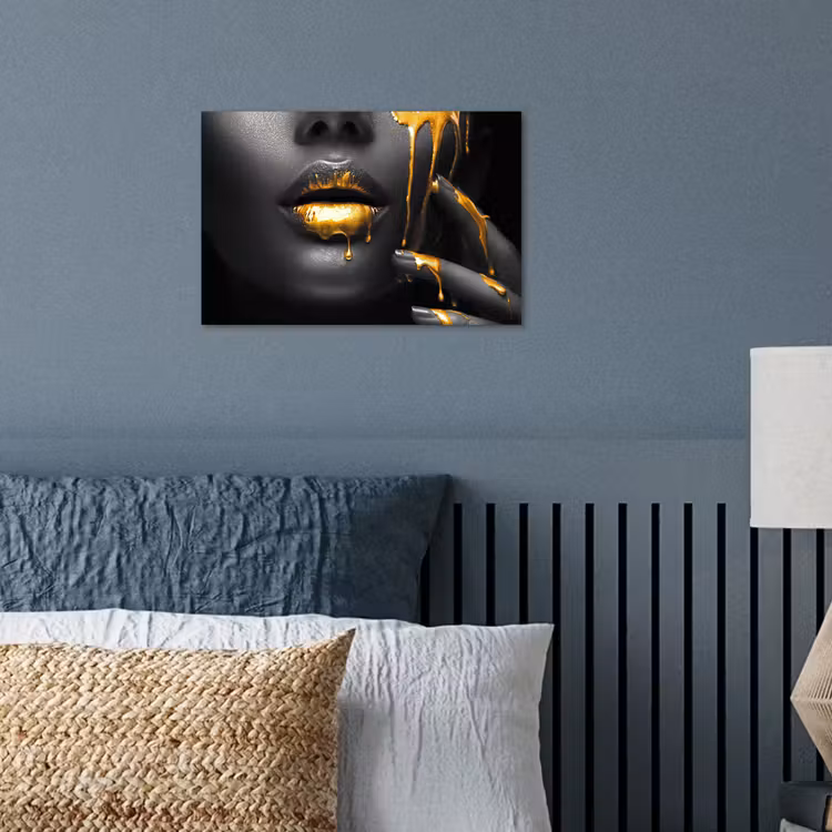 Vrouw - Zwart - Goud - Gezicht - Lippen poster papier klein -sfeer2