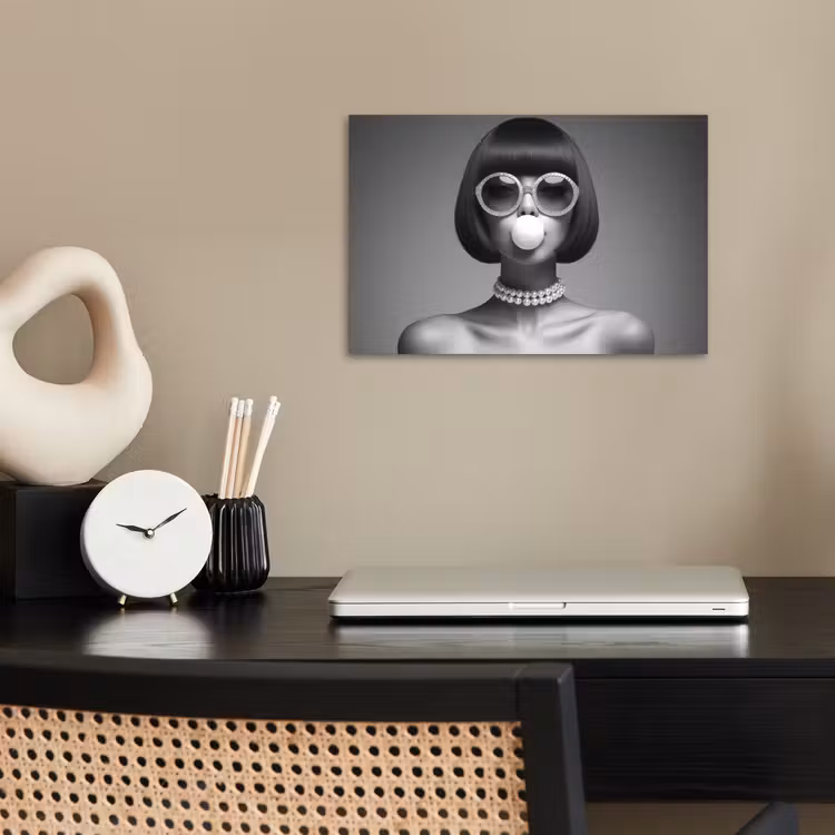 Vrouw - Zwart Wit - Ketting - Zonnebril poster papier klein -sfeer1